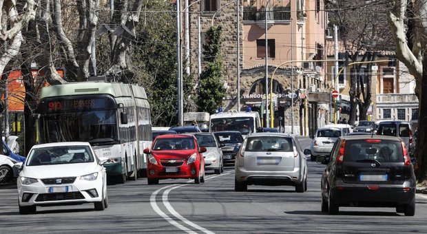 Roma, tutti in coda nonostante i divieti: «Un'auto su tre ancora in giro»