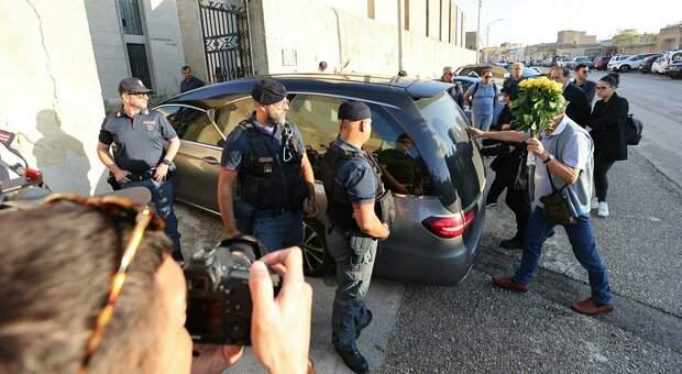 Messina Denaro, messa in suffragio del boss, l'Antimafia: «Racappricciante». Tre suore davanti all'obitorio per pregare: la polizia le manda via
