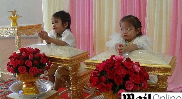 Gemellini di 3 anni costretti a sposarsi: "In un'altra vita erano amanti"