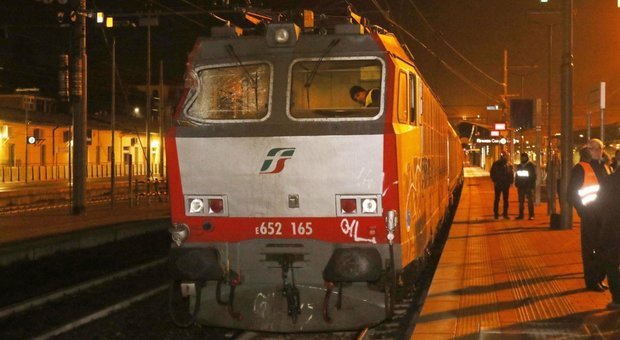 Treno finisce sulla piattaforma nella stazione: feriti tre operai e due macchinisti