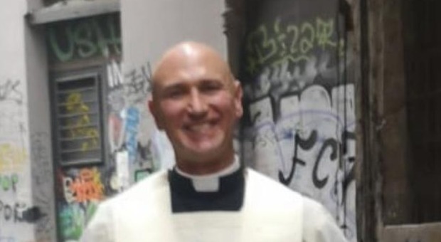 Droga e teppisti a Napoli, il parroco chiede aiuto: «Hanno dato fuoco alla chiesa»