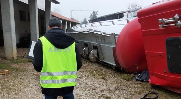 Camion cisterna si schianta: 33.000 litri di prosecco in canale Foto