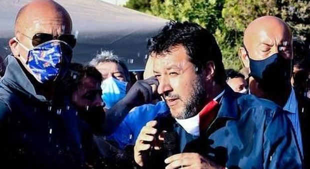 Salvini a Mondragone, caos e scontri: «Ma tornerò presto dalla gente perbene»
