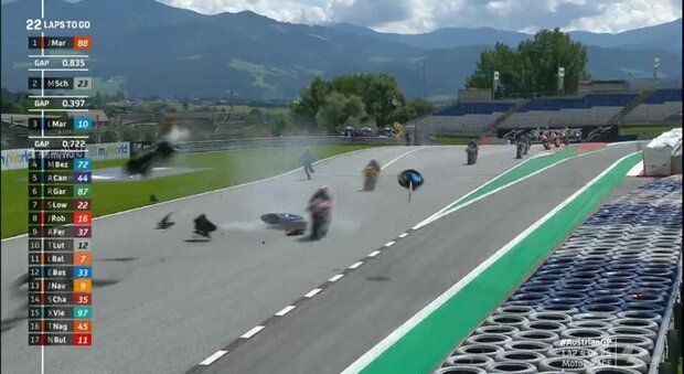 Moto2, incidente choc: Bastianini cade, Syahrin centra il mezzo che si frantuma in mille pezzi