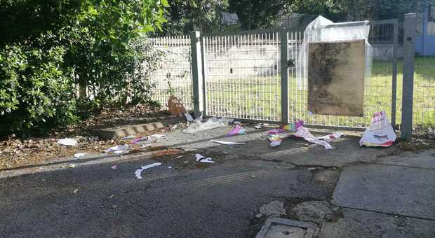 Blitz dei vandali, nel mirino la sede dell’Anpi di Jesi: danneggiati all’ingresso pannello e manifesto