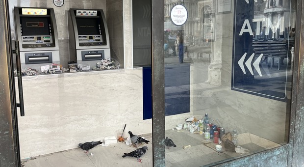 Punto ATM in Piazza San Marco trasformato in una discarica