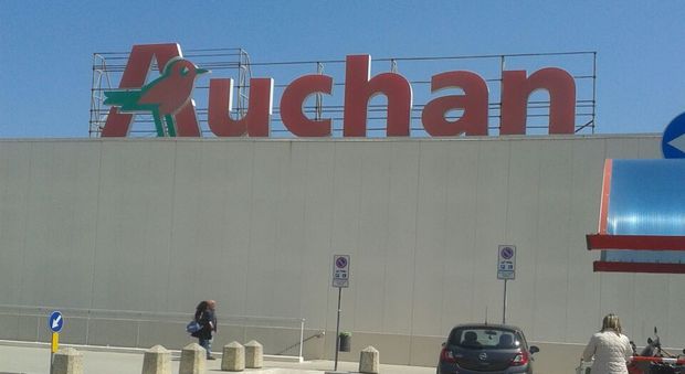 «Estorsione ai dipendenti Auchan»: sotto processo due manager leccesi