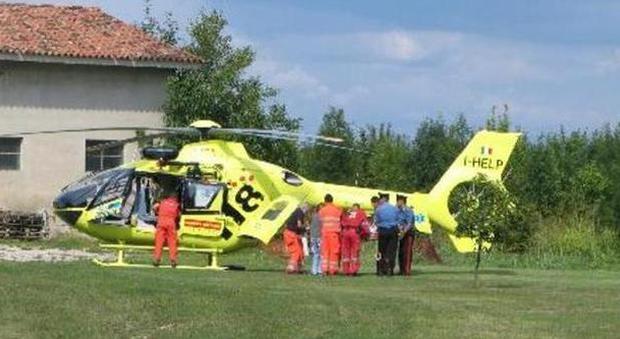 Cade mentre scala Cima Manera, duplice frattura: salvato con l'elicottero