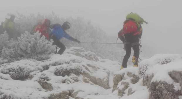 Tre alpinisti trevigiani bloccati sulla cima a -10 gradi e con la neve /Le immagini del salvataggio