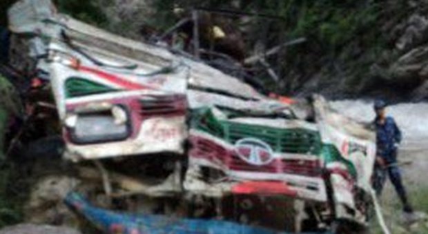 India, autobus fuori strada: 10 morti e 26 feriti