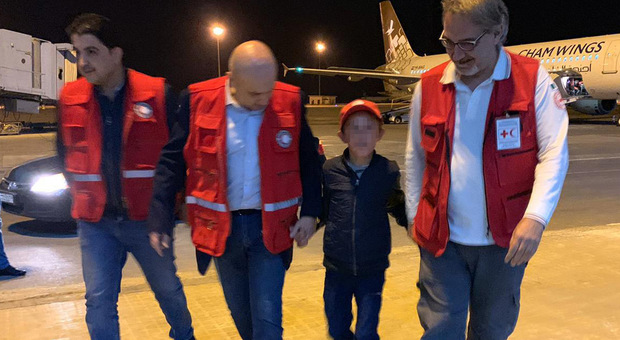 Alvin torna in Italia, il bimbo non parla più italiano: la madre lo aveva portato in Siria