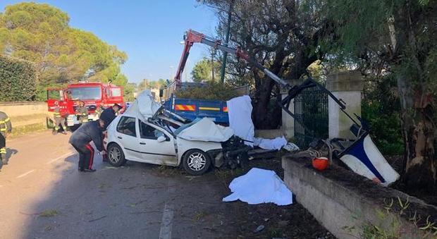 Auto contro camion: 4 morti e un ferito grave a Lecce per un sorpasso azzardato