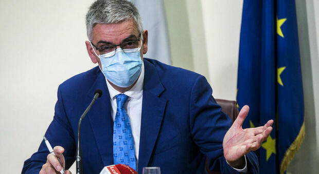Coronavirus, Brusaferro: «La pandemia ci accompagnerà per un anno e mezzo»