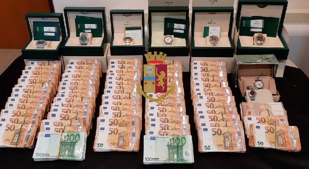 Napoli, detiene 8 orologi di valore e 378mila euro in contanti: arrestato