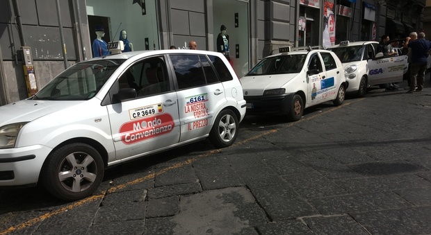 Napoli, la carica dei taxi abusivi così rispondono alle chiamate