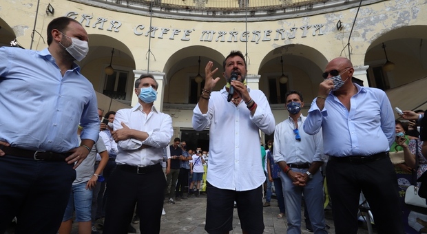 Salvini a Caserta, il candidato alla Regione gli dona una cravatta verde: «Troppo lucida»
