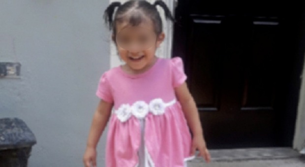 Bambina di 3 anni torturata e uccisa dalla compagna del papà: «Era nata da un tradimento». Nei video gli abusi choc