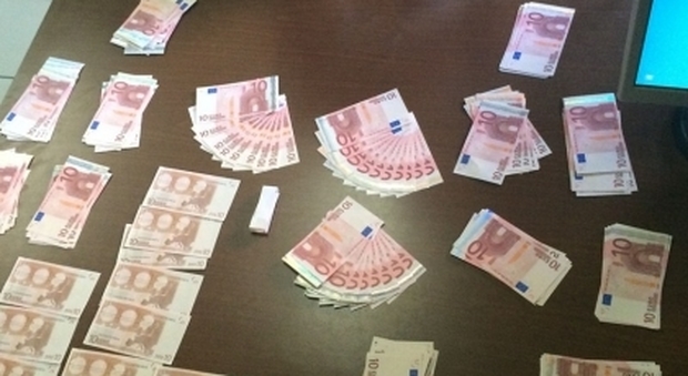 600 euro in banconote false e arma modificata: nei guai un 26enne