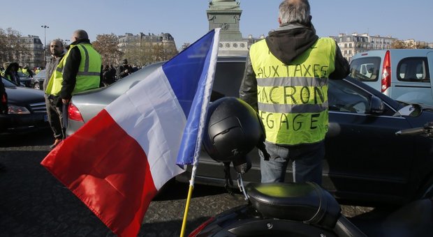 Francia, gilet giallo minaccia: «Ho una bomba, Macron ci riceva»
