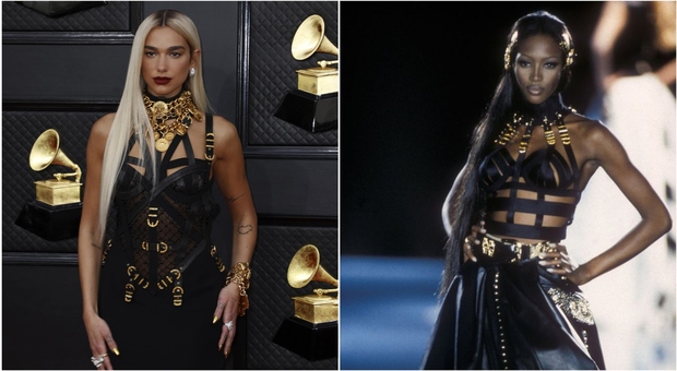 Dua Lipa ai Grammy 2022 con l'abito Versace di 30 anni fa (e anche la scenetta sul palco è amarcord)