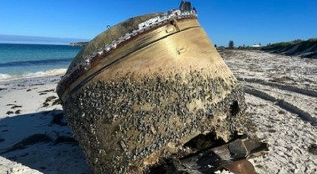 ggetto cilindrico misterioso ritrovato su una spiaggia: motore di un aereo o razzo spaziale?