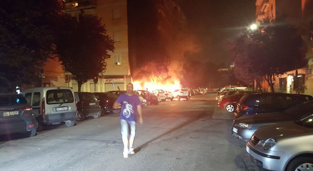 Roma, ancora incubo piromani: incendiate 4 auto e due scooter a Casalbertone