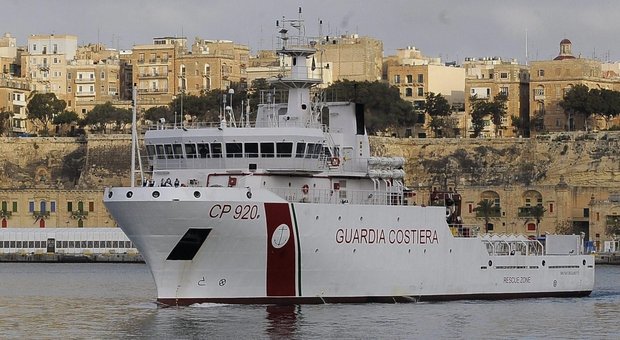 Migranti, Viminale: «Da nave Gregoretti sbarcano 16 minorenni»