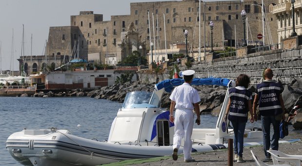 Barca affonda presso Castel dell'Ovo in salvo le due persone a bordo