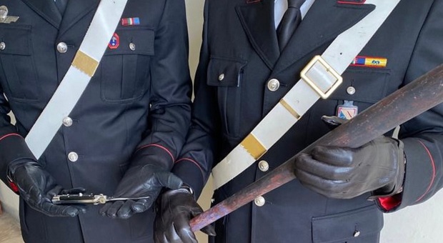 Il coltello e la mazza di baseball sequestrati dai carabinieri