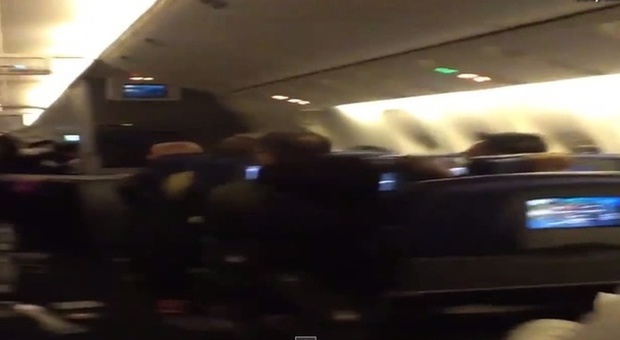 Turbolenza choc in aereo: 4 passeggeri in ospedale. Panico in cabina