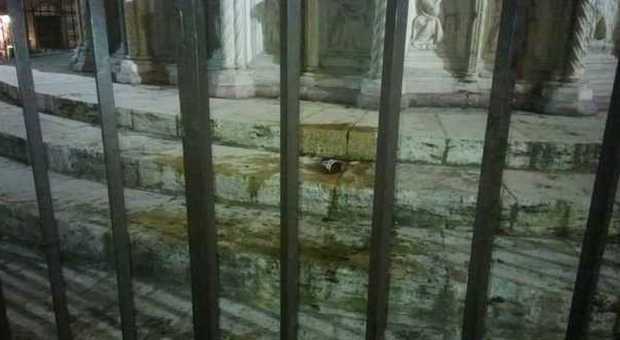 La bottiglia rotta all'interno del recinto della Fontana Maggiore