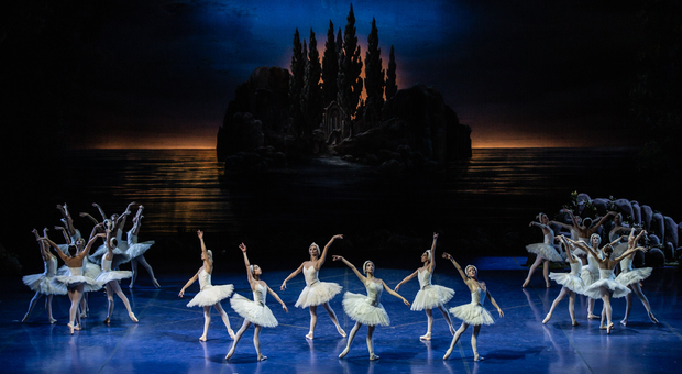 Il lago dei Cigni al Teatro dell'Opera di Roma: coreografia di Benjamin Pech