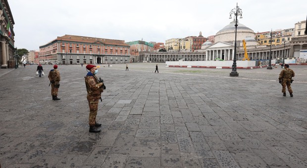Campania zona rossa, primo giorno di lockdown: strade deserte a mezzogiorno