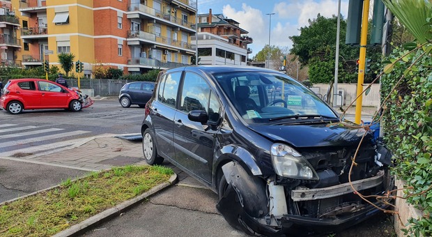 Latina, incidente all'incrocio di via Isonzo: auto contro muro, ferito medico del Goretti