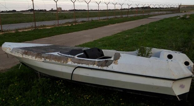 Brindisi, insolita cartolina in aeroporto: una barca abbandonata a bordo pista