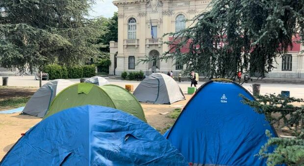 Caro affitti a Milano, aumentano le tende di studenti davanti al Politecnico (sono 12 e possono aumentare)