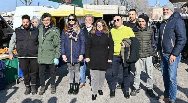 Pesaro, ambulanti riuniti al San Decenzio: «Disco orario di 2 ore per la sosta»