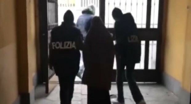 Terrorismo, arrestata una 19enne italo-kosovara: sosteneva l'Isis «già da minorenne»