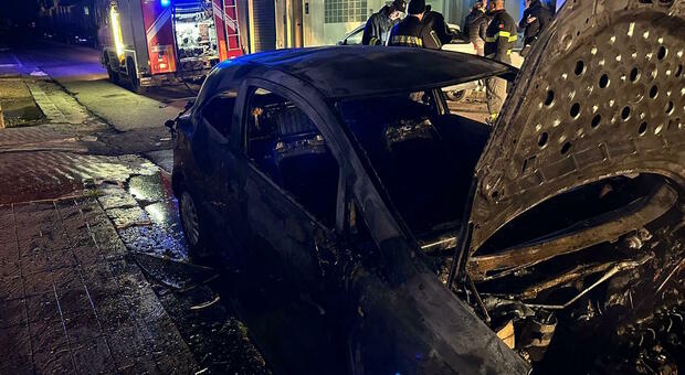 Ugento, un'altra auto a fuoco nella notte: distrutta la macchina di una donna
