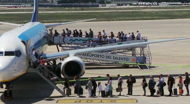 Passeggeri si imbarcano dall'aeroporto di Brindisi