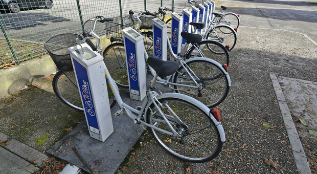 Arrivano le biciclette elettriche, ma Treviso boccia i monopattini