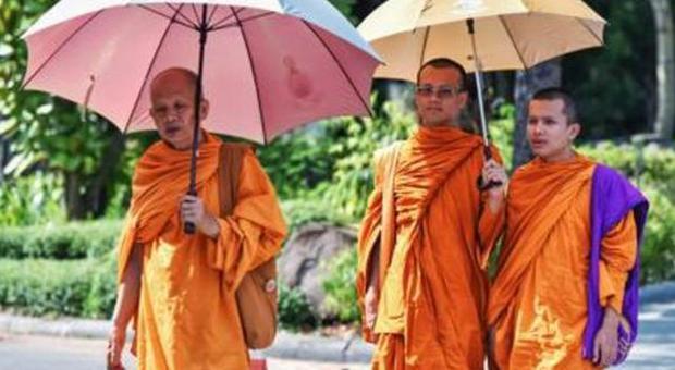 Sesso, droga e corruzione tra i monaci buddisti: "Chi vuole cambiare viene minacciato di morte"