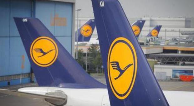 Paura su volo Lufthansa: costretto a tornare indietro per un problema al motore