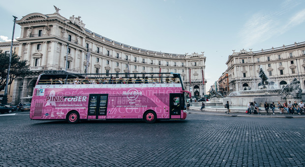 Roma, l'Hard Rock Cafe è rosa per la ricerca contro il cancro al seno