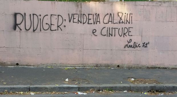 Lulic, la provocazione razzista imbratta i muri: la scritta a Roma Nord
