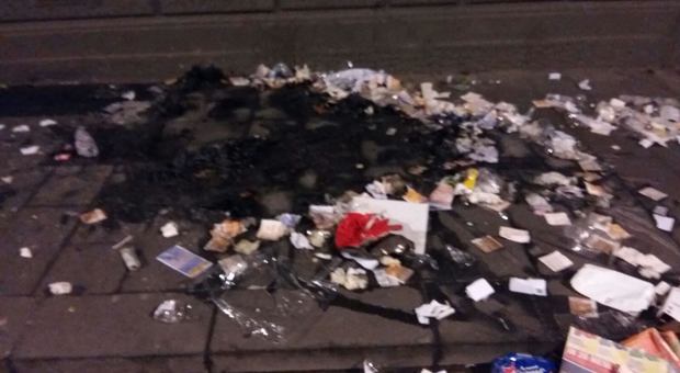 Napoli, campana dei rifiuti bruciata a pochi passi dal Comune