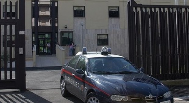 Offre denaro ai carabinieri per evitare controlli alla casa di riposo abusiva: arrestata