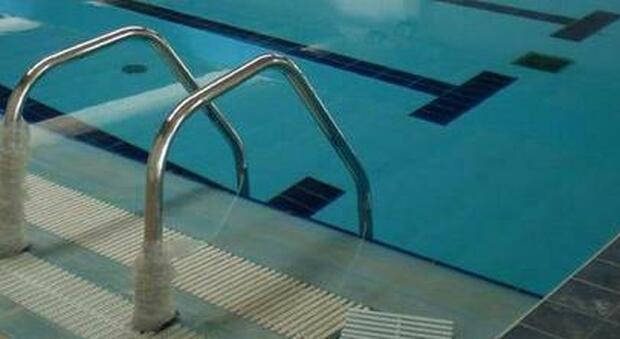 Bimbo di 2 anni muore annegato in piscina: l'orrore a casa davanti ai genitori. Il sindaco: «Sono distrutto»