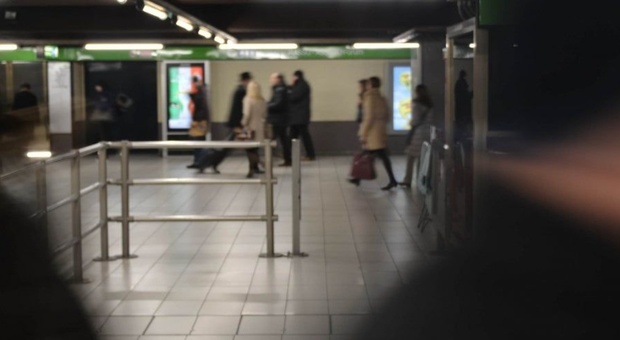 Milano, 18enne algerino ubriaco occupa l'ascensore della metro e spacca un vetro del tornello