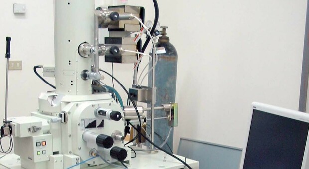 Sanità, all'ospedale riprendono i trapianti di cornea con il microscopio in 3D